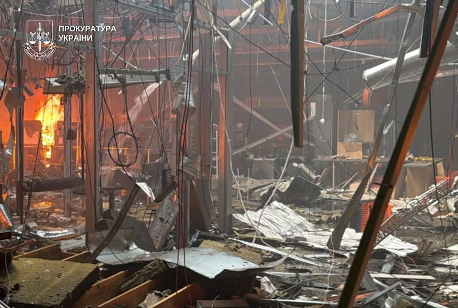 Il sito di un centro commerciale colpito da un attacco con droni russi a Kryvyi Rih, nella regione di Dnipropetrovsk, Ucraina, (via REUTERS)