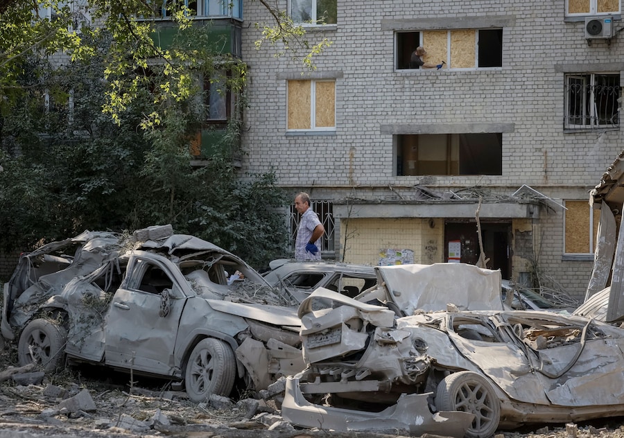 Un uomo si trova sul luogo dell’attacco missilistico a Kiev, Ucraina (REUTERS)