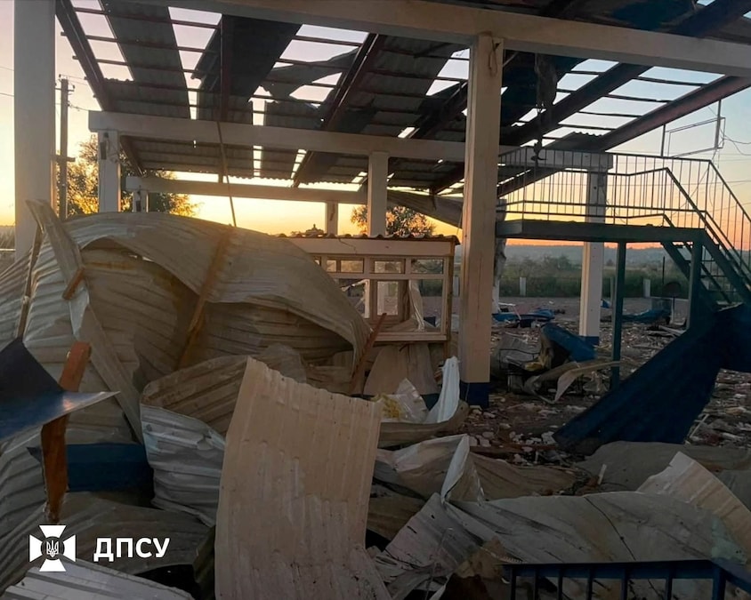 Le macerie di un valico di frontiera internazionale giacciono sparse al valico di frontiera ucraino con la Moldavia, danneggiato da un attacco con droni russi, secondo quanto riferito dal Servizio di guardia di frontiera statale dell’Ucraina, nei pressi di Tabaky, nella regione di Odessa, in Ucraina, (via REUTERS)