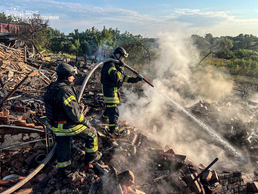 I vigili del fuoco intervengono sul luogo in cui alcune abitazioni sono state colpite durante la notte da attacchi con droni russi nel villaggio di Lebiazhe nella regione di Kharkiv, Ucraina (via REUTERS)