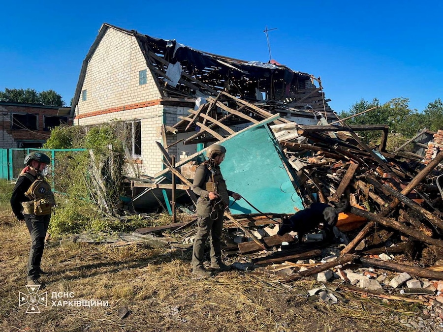 I soccorritori sono al lavoro sul luogo in cui alcune abitazioni sono state colpite durante la notte da attacchi con droni russi nel villaggio di Lebiazhe, nella regione di Kharkiv, Ucraina (via REUTERS)