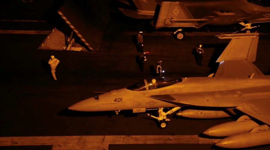 Alcuni velivoli sul ponte di volo della portaerei USS George Washington in una località sconosciuta (via REUTERS)