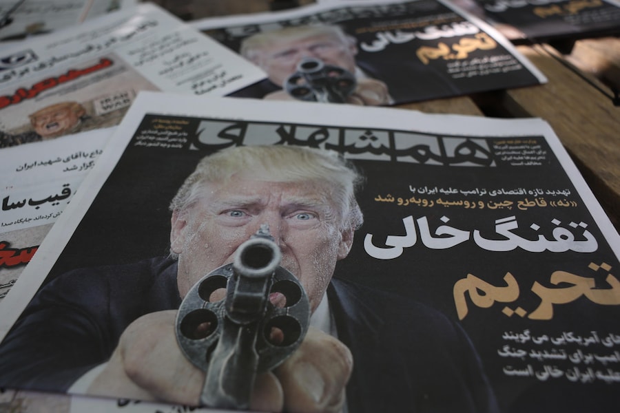 Esemplari del quotidiano iraniano Hamshahri con una foto del presidente degli Stati Uniti Donald Trump e un titolo in persiano che recita: “La pistola scarica delle sanzioni”, in cui si riferisce alla nuova dura minaccia economica lanciata da Trump contro l’Iran, davanti a un’edicola a Teheran, in Iran (EPA)