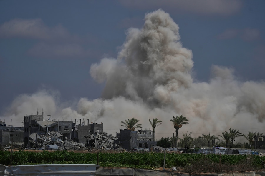 L'esercito israeliano demolisce alcuni edifici a est di Deir al-Balah, nella parte centrale della Striscia di Gaza (APN)