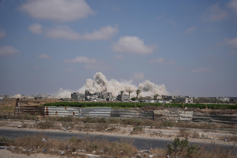 L’ esercito israeliano ha demolito alcuni edifici a est di Deir al-Balah, nella Striscia di Gaza centrale (APN)
