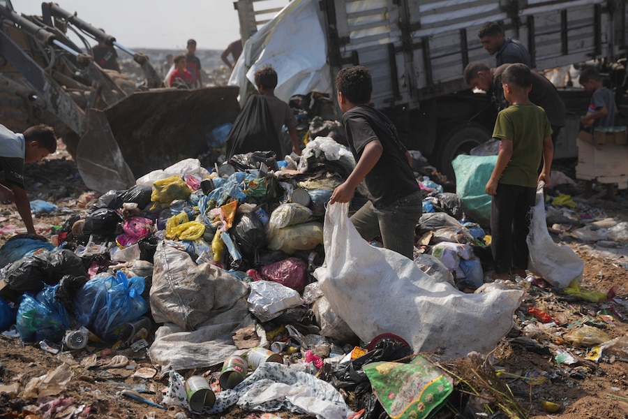 A Deir al-Balah, nella Striscia di Gaza centrale, alcuni palestinesi setacciano una discarica alla ricerca di materiali combustibili da utilizzare come combustibile per cucinare, a causa della carenza di gas da cucina (APN)