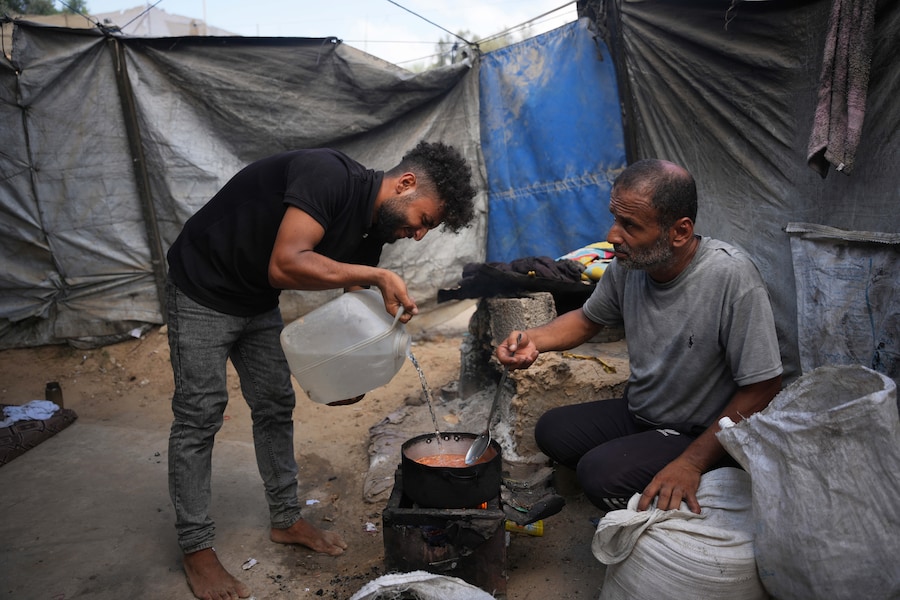 A Deir al-Balah, nella Striscia di Gaza centrale, i palestinesi utilizzano materiali combustibili raccolti da una discarica come combustibile per cucinare, a causa della carenza di gas da cucina (APN)