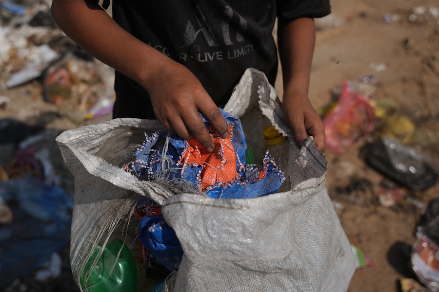 A Deir al-Balah, nella Striscia di Gaza centrale, alcuni palestinesi setacciano una discarica alla ricerca di materiali combustibili da utilizzare come combustibile per cucinare, a causa della carenza di gas da cucina (APN)