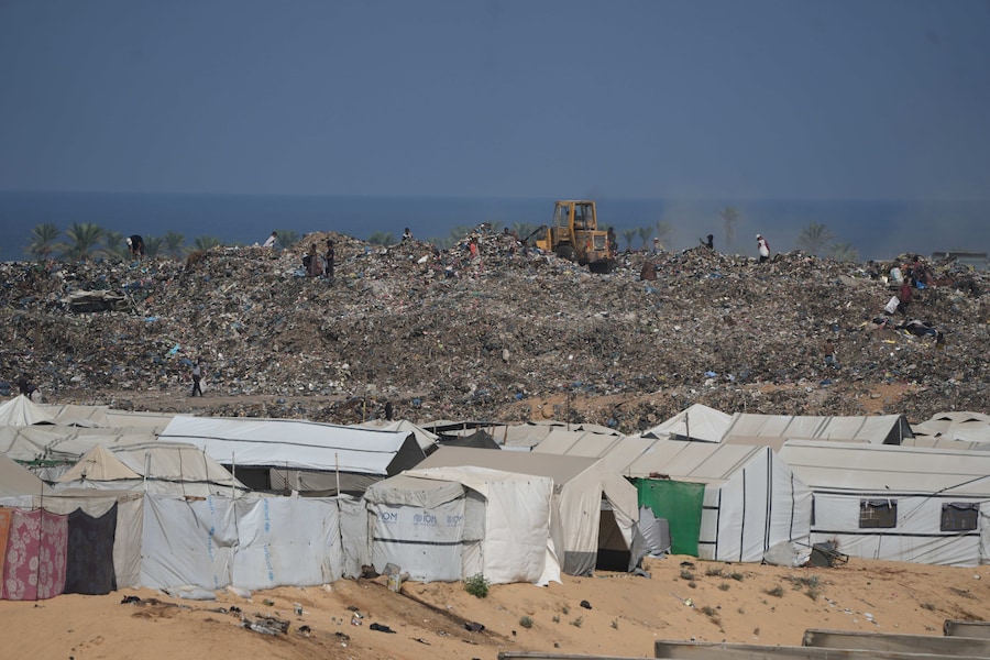A Deir al-Balah, nella Striscia di Gaza centrale, alcuni palestinesi setacciano una discarica alla ricerca di materiali combustibili da utilizzare come combustibile per cucinare, a causa della carenza di gas da cucina (APN)