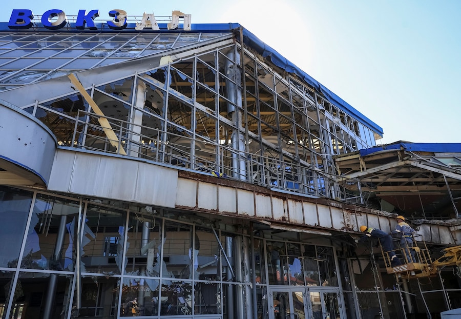 Un edificio della stazione ferroviaria danneggiato durante gli attacchi notturni sferrati da droni e missili russi nella città di Rozdilna, nella regione di Odessa (REUTERS)