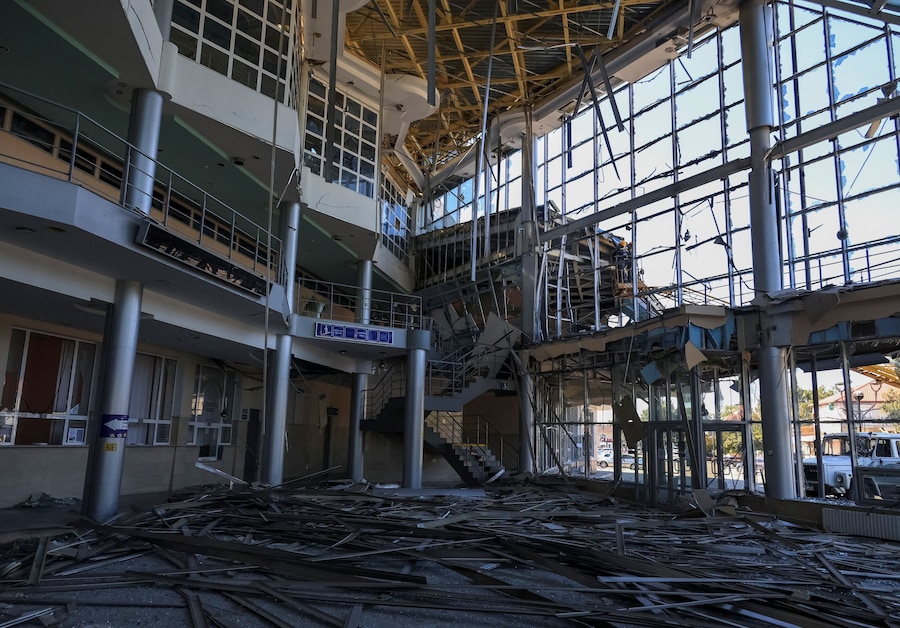 Un edificio della stazione ferroviaria danneggiato durante gli attacchi notturni sferrati da droni e missili russi nella città di Rozdilna, nella regione di Odessa (REUTERS)