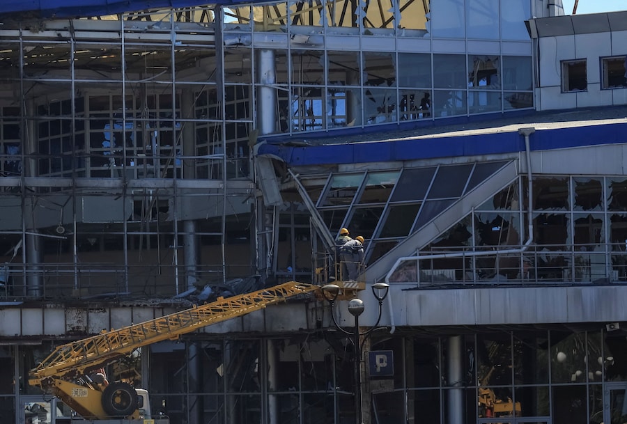 Un edificio della stazione ferroviaria danneggiato durante gli attacchi notturni sferrati dai droni e dai missili russi nella città di Rozdilna, nella regione di Odessa, Ucraina (REUTERS)