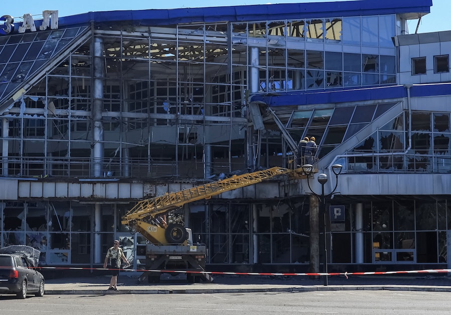 Un edificio della stazione ferroviaria danneggiato durante gli attacchi notturni sferrati da droni e missili russi nella città di Rozdilna, nella regione di Odessa (REUTERS)