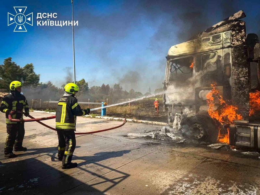 I vigili del fuoco intervengono sul luogo di un attacco missilistico russo nella regione di Kiev, Ucraina (via REUTERS)