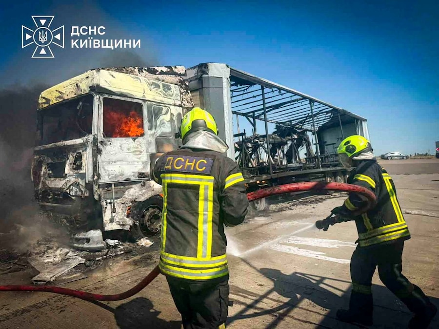 I vigili del fuoco intervengono sul luogo di un attacco missilistico russo nella regione di Kiev, Ucraina (via REUTERS)