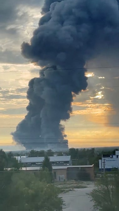 Il fumo si alza da un magazzino della Ozon in seguito a un attacco con droni ucraini a Chapayevsk, nella regione di Samara, in Russia (via REUTERS)
