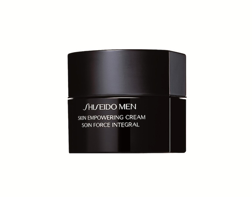 LUCE IMMEDIATA Skincare antiage con Men Skin Empowering Cream di Shiseido (50 ml, 144 €) che combina tre poteri chiave: quello tecnologico, grazie al Carnosine DP ad azione antiossidante e antirughe; quello naturale dell’estratto di gemma di faggio che stimola il collagene; quello sensoriale con profumo di legno d’argan. In più, particelle di polvere diffondono la luce sulla pelle per un effetto sano e riposato.
