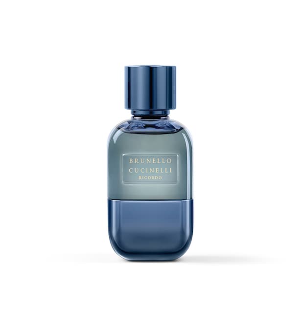 MEMORIE OLFATTIVE Un nuovo profumo artistico per la collezione Incanti Poetici di Brunello Cucinelli: Ricordo (100 ml, 295 €), firmato dal naso Jordi Fernández, si ispira a Il Gelsomino Notturno di Giovanni Pascoli ed evoca sensazioni legate alla memoria. Il bouquet genderless si apre con note di semi di coriandolo, seguite dalla forza legnosa dell’Akigalawood bilanciato da gelsomino Sambac e cocco. Chiude con patchouli cœur d’Indonesia, legno di cedro, cashmeran e dolcezza di vaniglia.