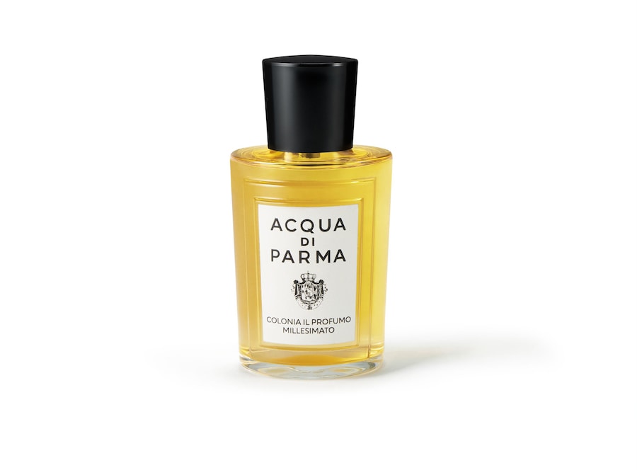 CLASSICI RIEDITATI Per i suoi 110 anni, Acqua di Parma lancia Colonia Il Profumo Millesimato limited edition (100 ml, 265 €). I fiori di Ylang-Ylang White da un’isola del Madagascar danno una struttura fruttata e speziata che amplifica la freschezza degli agrumi, intrecciati a rosmarino, assoluta di foglie d’arancio, patchouli e vetiver.