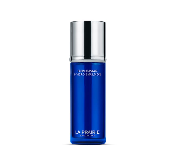 ZERO PESO Il plus di Skin Caviar Hydro Emulsion di La Prairie (70 ml, 400 €) è la consistenza leggerissima. Straordinaria quanto la formula rassodante con una frazione acquosa del caviale, ricca di proteine, e l’Exclusive Cellular Complex™ per la riparazione cutanea. Si usa mattina e sera al posto della crema, applicando però la protezione solare.