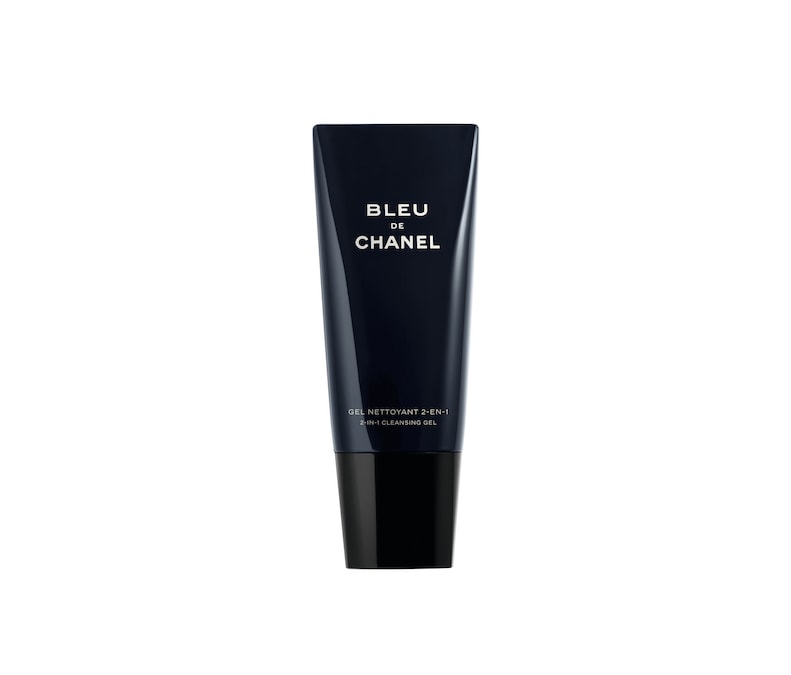 DETERSIONE Il Gel Nettoyant 2-en-1 di Chanel (100 ml, 62 €) è una schiuma leggera che sulla pelle umida deterge e riduce l’aspetto lucido. Prima di radersi, ammorbidisce e protegge dalle irritazioni, lasciando la cute morbida e profumata con le note boschive di Bleu de Chanel.