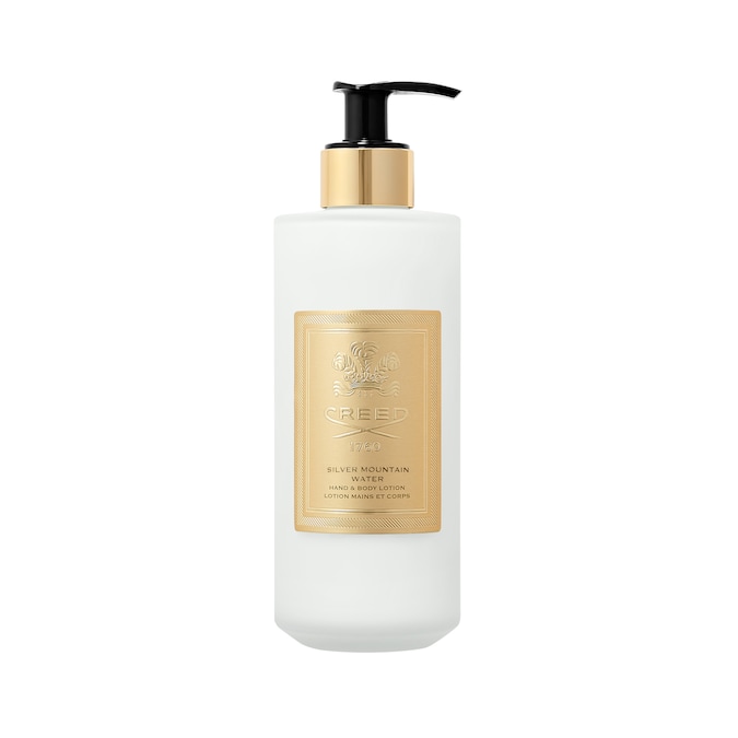 ALL OVER Con il 95 per cento di ingredienti naturali, in vetro riciclabile, Silver Mountain Water Hand & Body Lotion di Creed (300 ml, 95 €) è una crema mani e corpo che unisce texture peso piuma a un mix di idratanti ed emollienti: burro di karité, ceramide NP, aloe vera e vitamina B5. Invoglia all’uso il profumo, quello dell’omonima fragranza con note di bergamotto e muschio.
