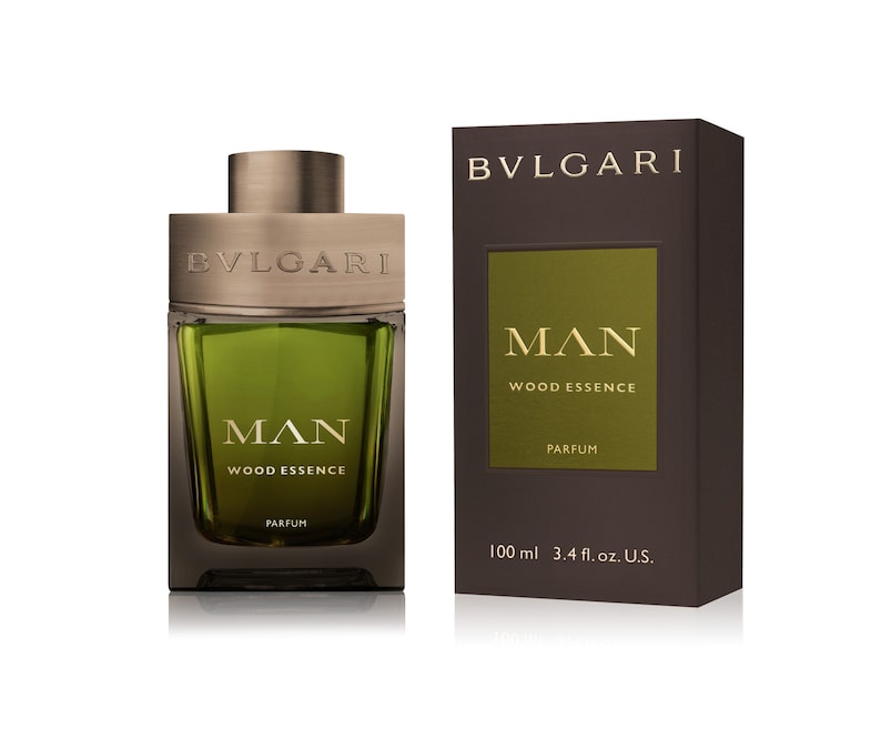 ISPIRAZIONE NATURALE Il legno ha ispirato il maestro profumiere Alberto Morillas per Man Wood Essence (60 ml, 120 €) di Bulgari: un’apertura di coriandolo e scorze di agrumi, un cuore aromatico di cipresso e legno guaiaco, coda di assoluta di benzoino del Siam e legno di cedro della Virginia. La sensibilità green si riflette nel flacone sostenibile e nella ricarica con refill.