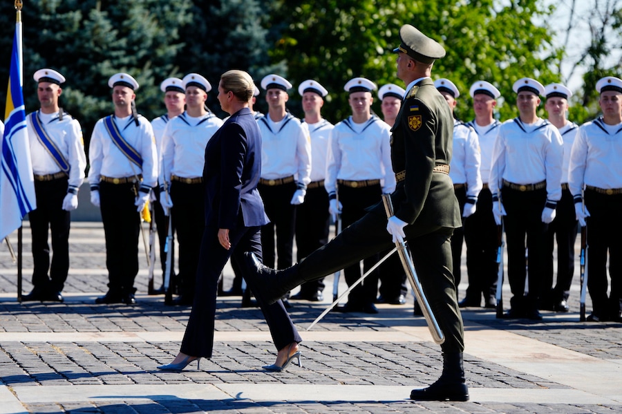 La prima ministra danese Mette Frederiksenn partecipa alle celebrazioni per la Giornata della bandiera ucraina insieme a diversi leader a Kiev, in Ucraina, il 23 agosto 2026. (EPA)