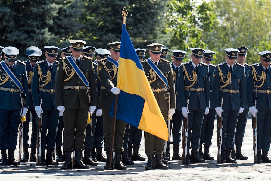 Militari ucraini partecipano alla cerimonia di alzabandiera a Kiev, in Ucraina, il 23 agosto 2026. L’Ucraina celebra la Giornata della Bandiera Nazionale il 23 agosto di ogni anno. (EPA)