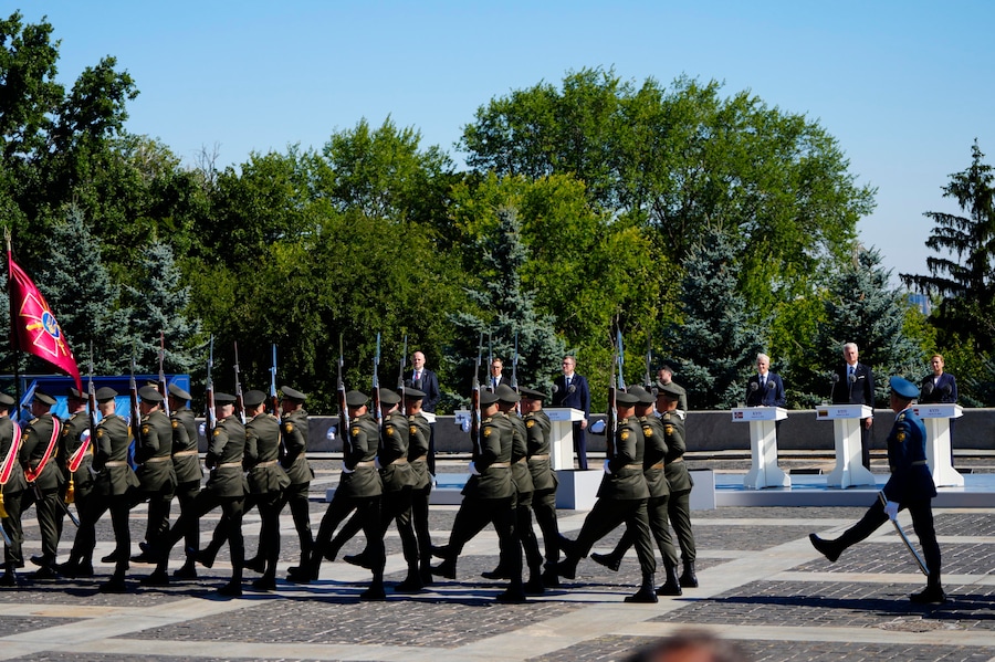 (da sinistra a destra) il primo ministro lettone Andris Kulbergs, il presidente finlandese Alexander Stubb, il primo ministro estone Kristen Michal, il presidente ucraino Volodymyr Zelensky, il primo ministro norvegese Jonas Gahr Store, il presidente lituano Gitanas Nauseda e la prima ministra danese Mette Frederiksenn partecipano alle commemorazioni per la Giornata della bandiera ucraina insieme a diversi leader a Kiev, in Ucraina, il 23 agosto 2026. (EPA)