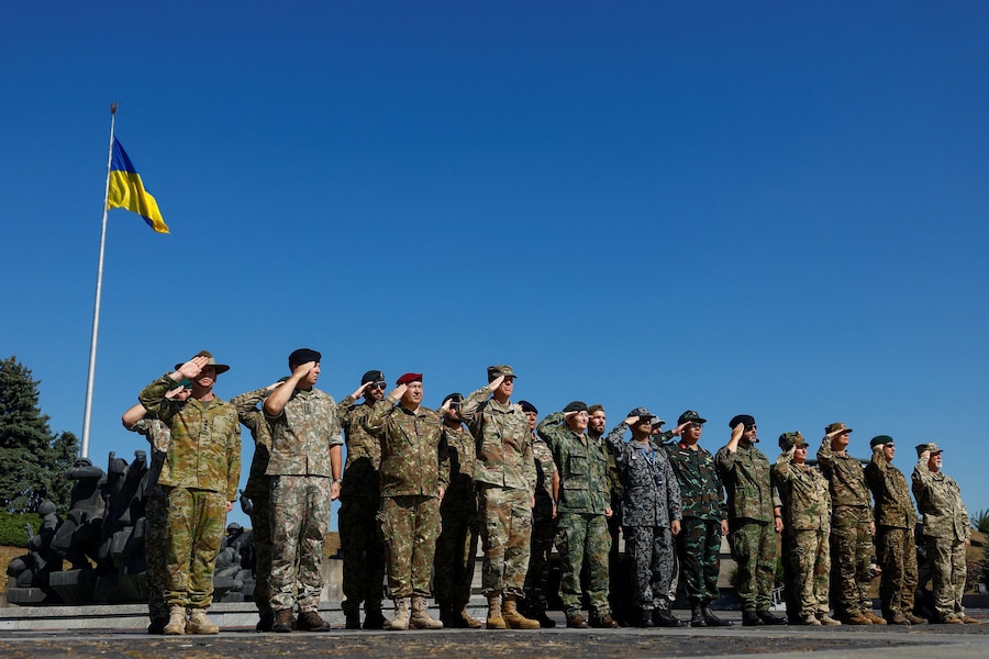 Gli addetti militari stranieri rendono omaggio durante una cerimonia in occasione della Giornata della bandiera nazionale ucraina. Kiev, Ucraina. (REUTERS)