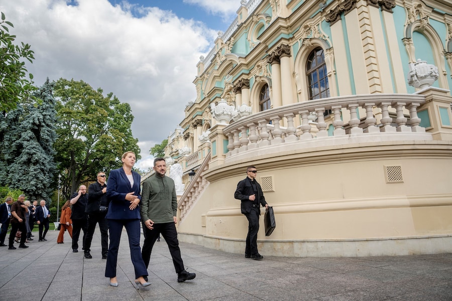 Il primo ministro danese Mette Frederiksen incontra il presidente ucraino Volodymyr Zelensky al Palazzo Mariinskyi di Kiev, in Ucraina, il 23 agosto 2026. (via REUTERS)