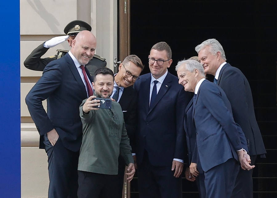 Il presidente ucraino Volodymyr Zelensky (2° da sinistra) si scatta dei selfie con il primo ministro lettone Andris Kulbergs (a sinistra), il primo ministro dell’Estonia Kristen Michal (al centro), il primo ministro della Norvegia Jonas Gahr Store (secondo da destra), il presidente della Lituania Gitanas Nauseda e il presidente della Finlandia Alexander Stubb (terzo da sinistra) durante il loro incontro al vertice «Ucraina-Nordic-Baltic Eight» (NB8) a Kiev, in Ucraina, il 23 agosto 2026. (EPA)