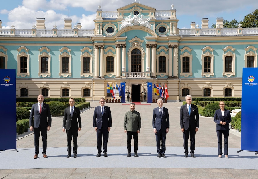 (da sinistra a destra) Il primo ministro lettone Andris Kulbergs, il presidente finlandese Alexander Stubb, il primo ministro estone Kristen Michal, il presidente ucraino Volodymyr Zelensky, il primo ministro norvegese Jonas Gahr Store, il presidente lituano Gitanas Nauseda e la prima ministra danese Mette Frederiksen posano per una foto durante il loro incontro al vertice Ucraina-Nordic-Baltic Eight (NB8) a Kiev, in Ucraina, il 23 agosto 2026. Il Nordic-Baltic Eight (NB8) è un formato di cooperazione regionale che comprende Danimarca, Estonia, Finlandia, Islanda, Lettonia, Lituania, Norvegia e Svezia. (EPA)