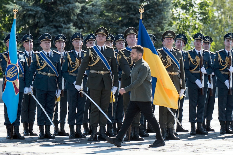 L’Ucraina celebra la Giornata della bandiera nazionale il 23 agosto di ogni anno. Il presidente ucraino Volodymyr Zelensky partecipa alla cerimonia dell’alzabandiera a Kiev, in Ucraina, il 23 agosto 2026. (EPA)