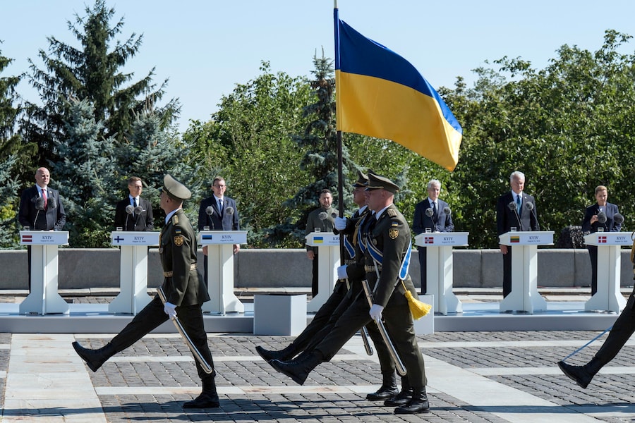 L’Ucraina celebra la Giornata della bandiera nazionale il 23 agosto di ogni anno. Il presidente ucraino Volodymyr Zelensky partecipa alla cerimonia dell’alzabandiera a Kiev, in Ucraina, il 23 agosto 2026. (EPA)