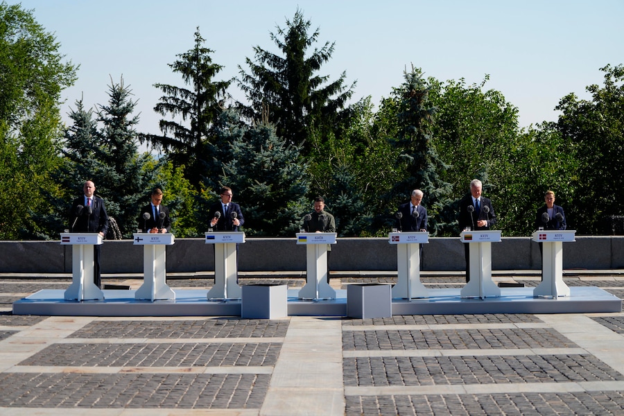 (da sinistra a destra) il primo ministro lettone Andris Kulbergs, il presidente finlandese Alexander Stubb, il primo ministro estone Kristen Michal, il presidente ucraino Volodymyr Zelensky, il primo ministro norvegese Jonas Gahr Store, il presidente lituano Gitanas Nauseda e la prima ministra danese Mette Frederiksenn partecipano alle commemorazioni per la Giornata della bandiera ucraina insieme a diversi leader a Kiev, in Ucraina, il 23 agosto 2026. (EPA)
