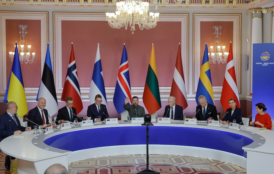 (da sinistra a destra) L’ambasciatore islandese in Ucraina Fridrik Jonsson, il primo ministro lettone Andris Kulbergs, il presidente finlandese Alexander Stubb, il primo ministro estone Kristen Michal, il presidente ucraino Volodymyr Zelensky, il primo ministro norvegese Jonas Gahr Store, il presidente lituano Gitanas Nauseda, il primo ministro danese Mette Frederiksen e la ministra consigliere e vicecapo missione presso l’Ambasciata di Svezia a Kiev Elsa Hastad partecipano al vertice Ucraina-Nordic-Baltic Eight (NB8) a Kiev, in Ucraina, il 23 agosto 2026. (EPA)