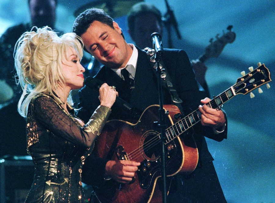 Dolly Parton e Vince Gill si esibiscono ai Country Music Awards a Nashville, il 22 settembre. Dolly Parton è stata inserita nella Country Music Hall of Fame durante la cerimonia di premiazione dei CMA. MM/SV/Foto d’archivio (REUTERS)