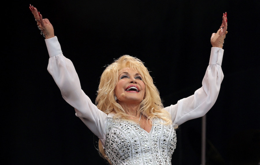 La star americana della musica country Dolly Parton si esibisce sul Pyramid Stage a Worthy Farm, nel Somerset, durante il Festival di Glastonbury il 29 giugno 2014. REUTERS/Cathal McNaughton ( (REUTERS)