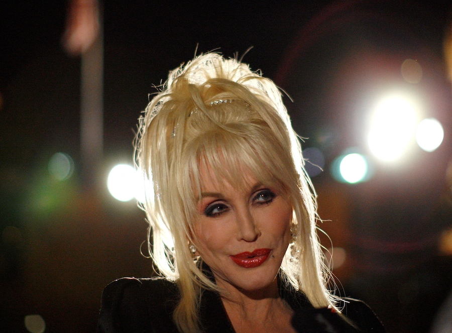La compositrice e autrice di testi Dolly Parton partecipa alla festa che segue la prima di "9 to 5: The Musical" a Los Angeles, il 20 settembre 2008. REUTERS/Mario Anzuoni (REUTERS)