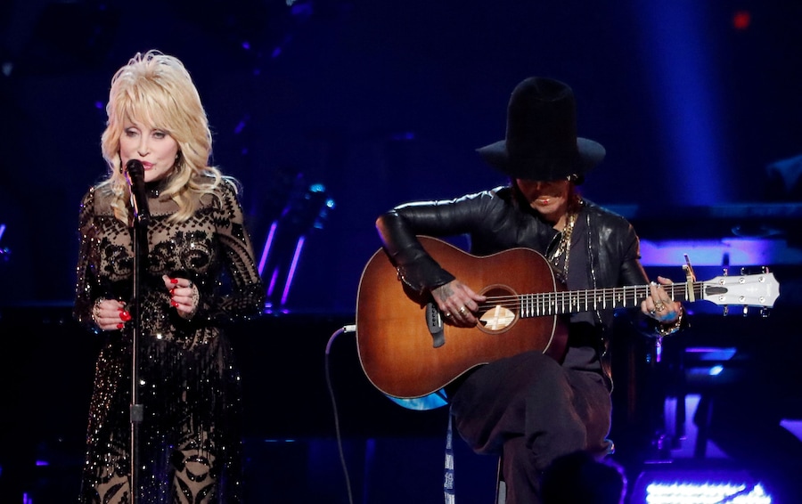Dolly Parton si esibisce insieme a Linda Perry durante una serata di gala in onore di Dolly Parton, nominata “Personaggio dell’anno” da MusiCares, alla vigilia dei Grammy Awards, a Los Angeles, California, Stati Uniti, l’8 febbraio 2019. REUTERS/Mario Anzuoni/Foto d’archivio (REUTERS)