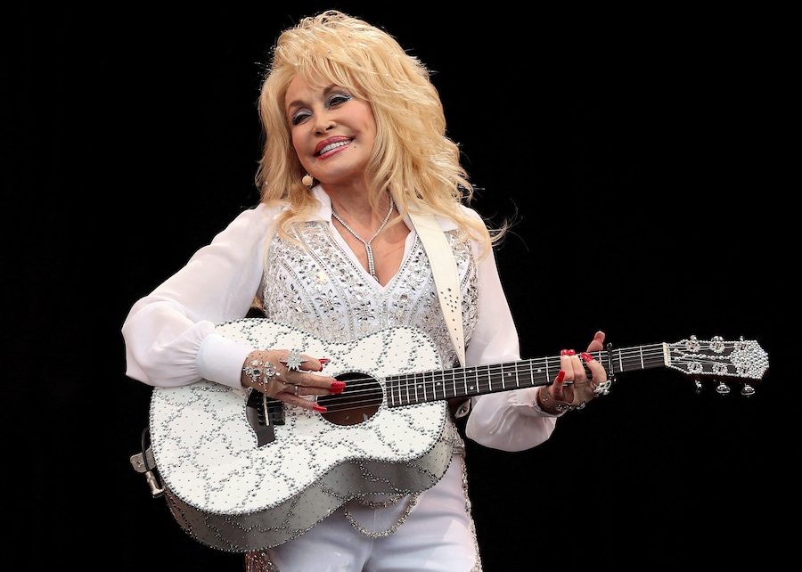 La star della musica country americana Dolly Parton si esibisce sul Pyramid Stage a Worthy Farm, nel Somerset, durante il Festival di Glastonbury il 29 giugno 2014. REUTERS/Cathal McNaughton (REUTERS)