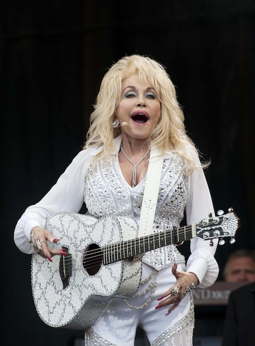 La cantante statunitense Dolly Parton si esibisce sul Pyramid Stage del Festival di Glastonbury delle arti performative contemporanee 2014, tenutosi a Worthy Farm, vicino a Pilton, nel Somerset, in Gran Bretagna, il 29 giugno 2014 (ripubblicato il 25 agosto 2026). La leggenda della musica country statunitense Dolly Parton è morta all’età di 80 anni, come annunciato dalla sua famiglia sui social media il 25 agosto 2026. EPA/WILL OLIVER (EPA)