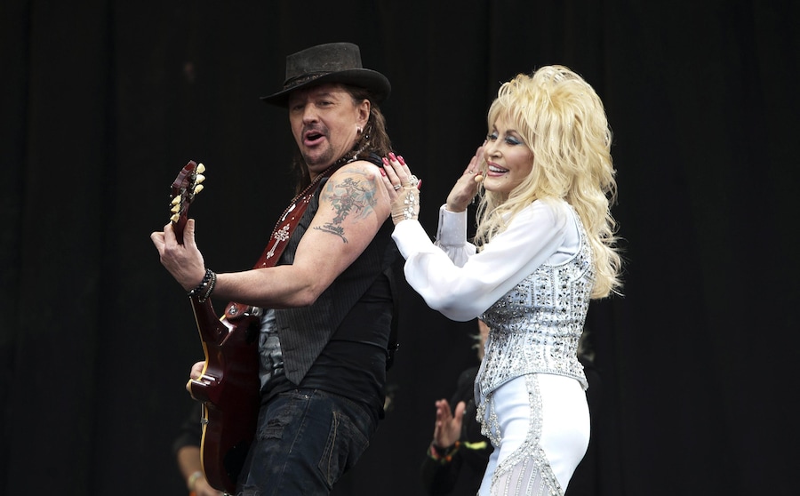 Il chitarrista statunitense Richie Sambora (a sinistra) si esibisce al fianco della cantante statunitense Dolly Parton (a sinistra) durante un concerto al Pyramid Stage del Glastonbury Festival of Contemporary Performing Arts 2014, tenutosi a Worthy Farm, vicino a Pilton, nel Somerset (Gran Bretagna), il 29 giugno 2014. Il festival all’aperto si svolge dal 26 al 30 giugno. EPA/WILL OLIVER (EPA)