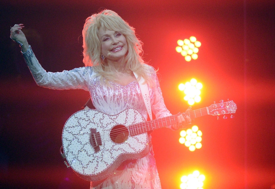 La cantante statunitense Dolly Parton si esibisce sul palco della Lanxess Arena di Colonia, in Germania, il 5 luglio 2014, durante il suo “Blue Smoke World Tour”. EPA/HENNING KAISER (EPA)