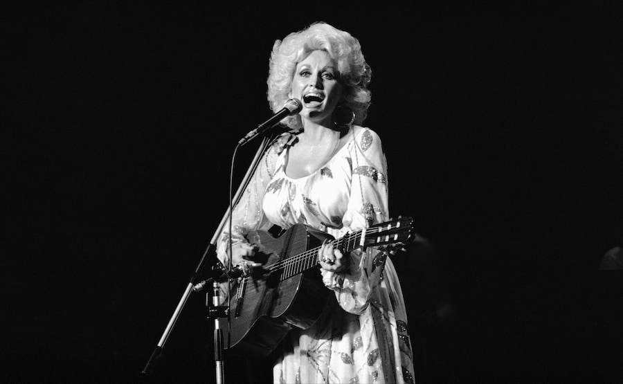 Dolly Parton si esibisce in concerto a Tokyo, il 30 luglio 1979. (Foto AP/Tsugufumi Matsumoto, archivio) (APN)