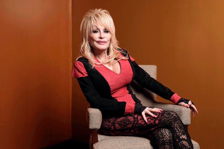 Dolly Parton posa durante la cerimonia di consegna della Carnegie Medal of Philanthropy a New York, il 13 ottobre 2022. (Foto AP/Andres Kudacki, archivio) (APN)