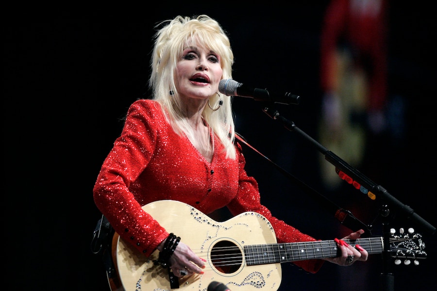 Dolly Parton si esibisce in occasione di un convegno della United Way of America a Detroit, venerdì 15 maggio 2009. (Foto AP/Carlos Osorio, archivio) (APN)