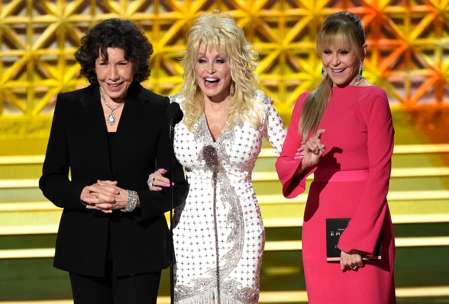 Dolly Parton, al centro, sul palco insieme a Lily Tomlin, a sinistra, e Jane Fonda alla 69ª edizione dei Primetime Emmy Awards a Los Angeles, il 17 settembre 2017. (Foto di Chris Pizzello/Invision/AP) (APN)